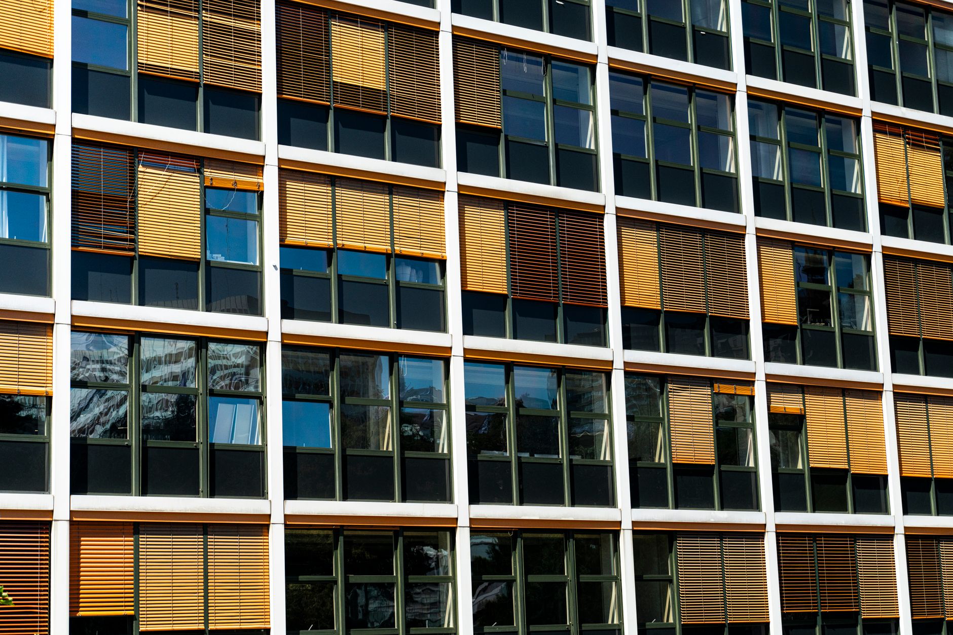 Façade d'un immeuble de bureaux contemporain en Suisse, lumière naturelle.